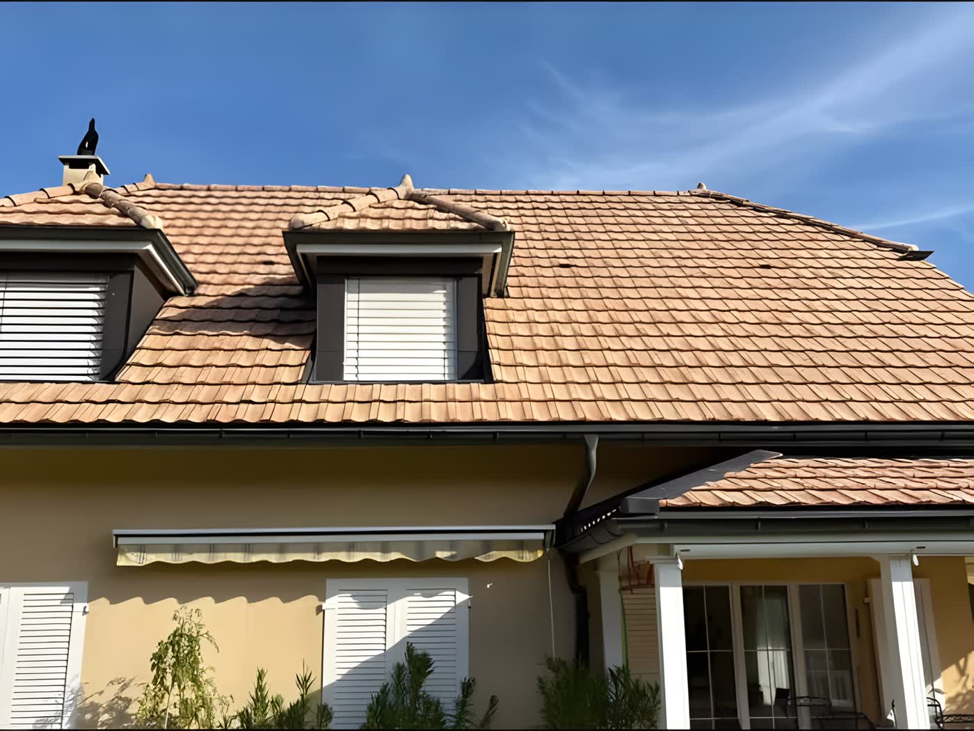 Maison avec toiture en tuiles et deux lucarnes