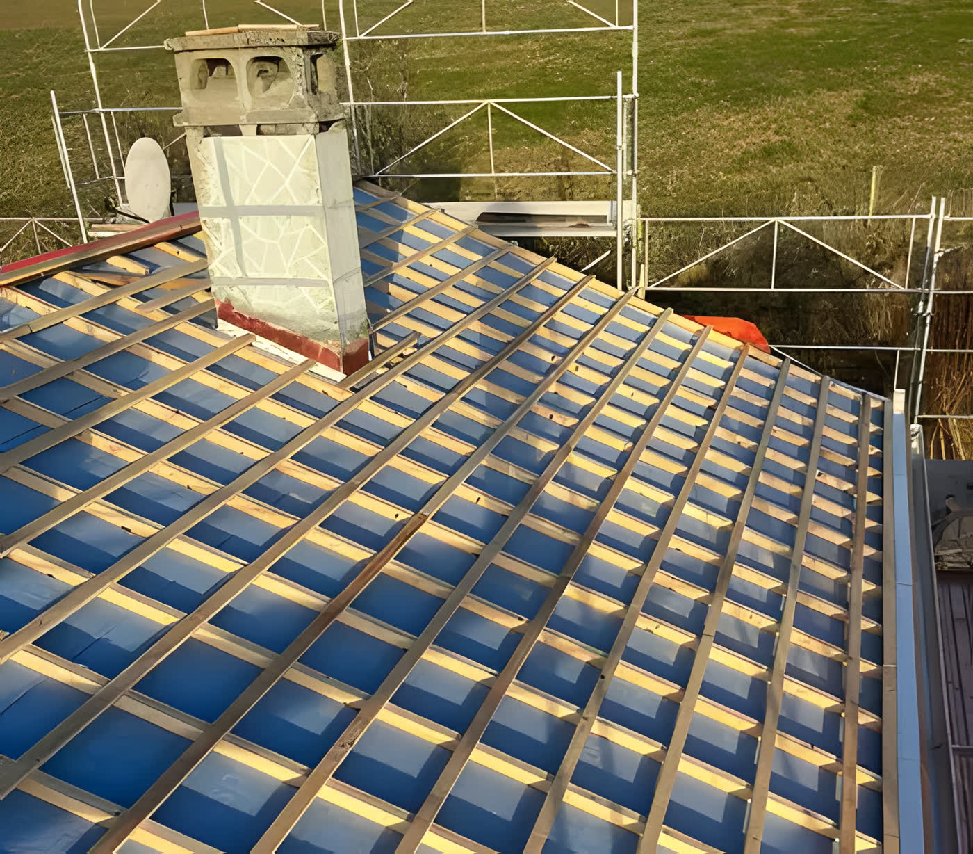 Toiture neuve en tuiles posée sous échafaudage