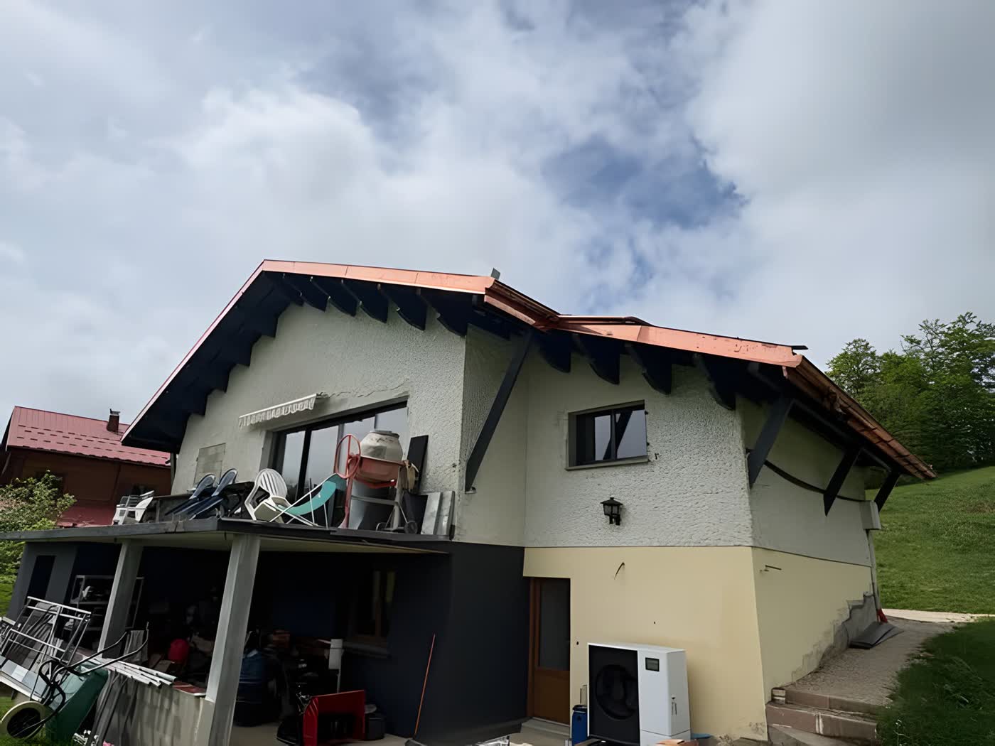 Maison avec rives de toiture en cuivre