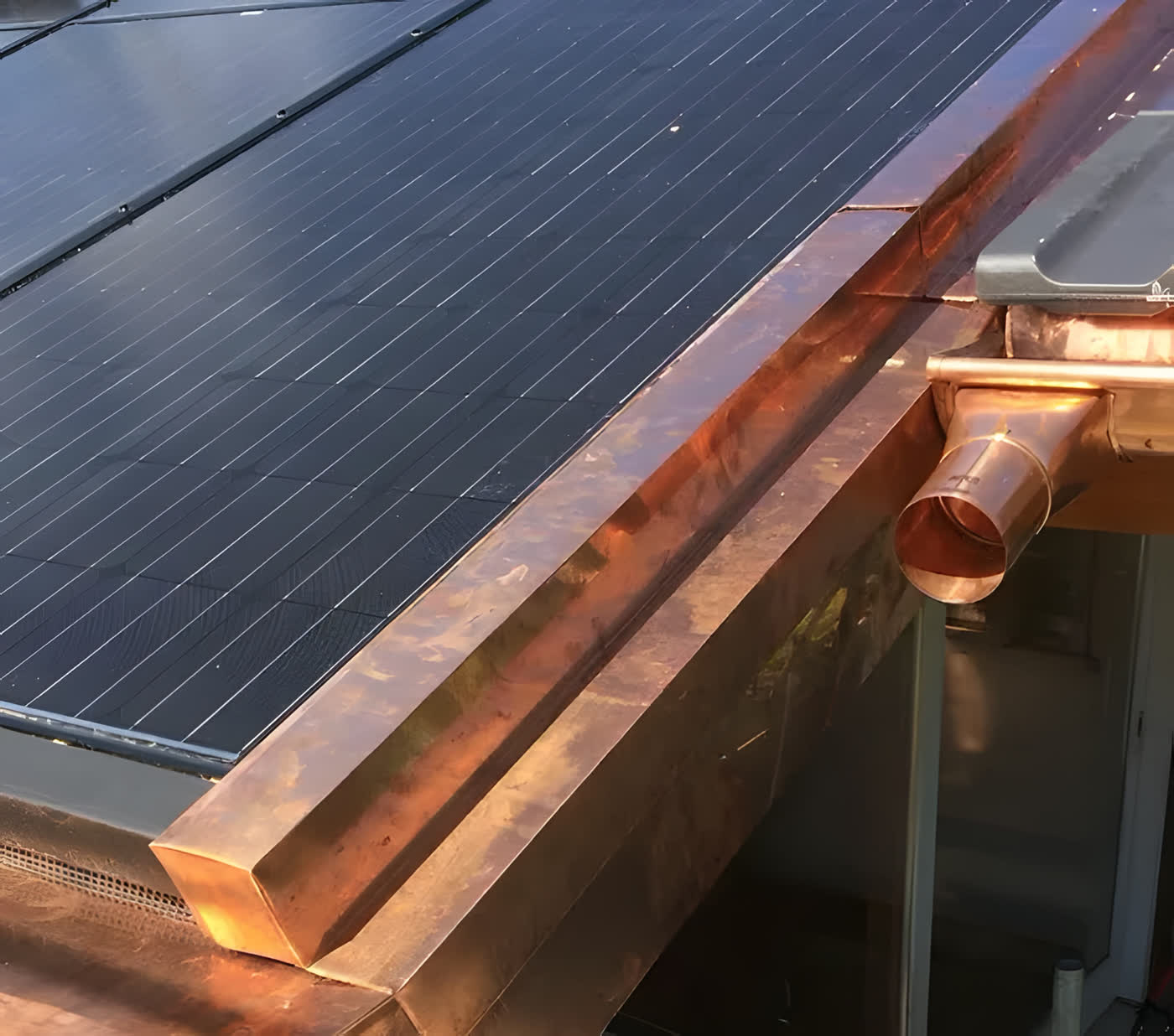 Chéneau en cuivre sous des panneaux solaires
