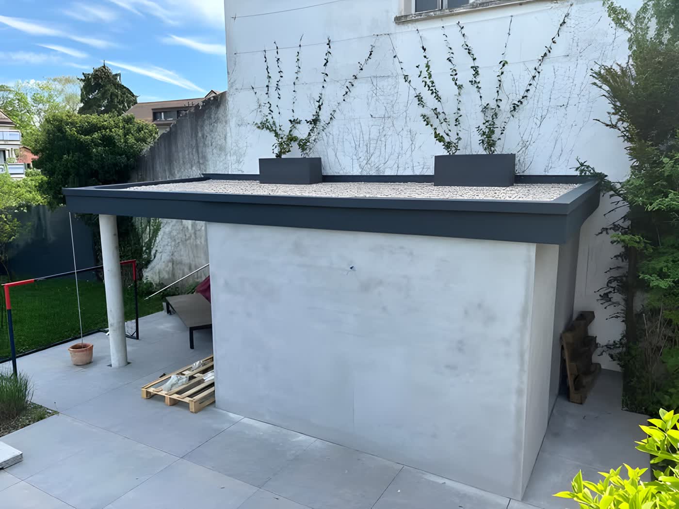 Couvert à toit plat avec bordure en tôle