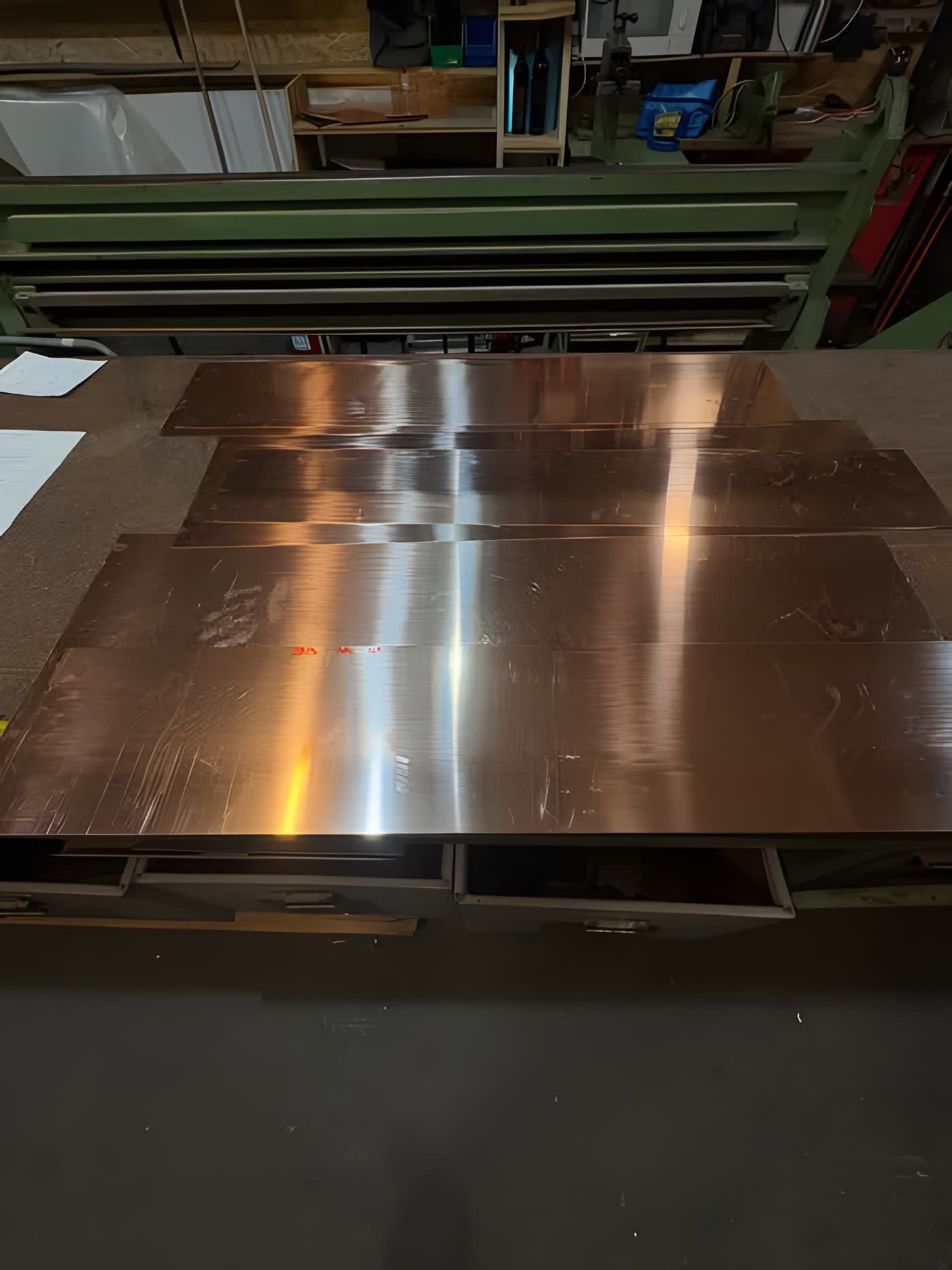 Feuilles de cuivre à l'atelier