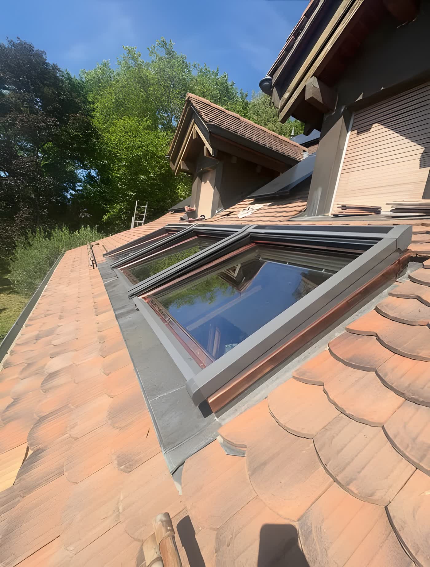 Fenêtre de toit Velux posée dans une toiture en tuiles